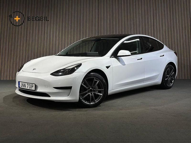 Vit Begagnad 2021 Tesla Model 3 Standard Range Plus Sedan | 239 000 kr (Marknadspris) - Bild 1/4