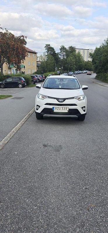 Vit Begagnad 2017 Toyota RAV4 Hybrid Active SUV | 170 000 kr (Marknadspris) - Bild 1/4