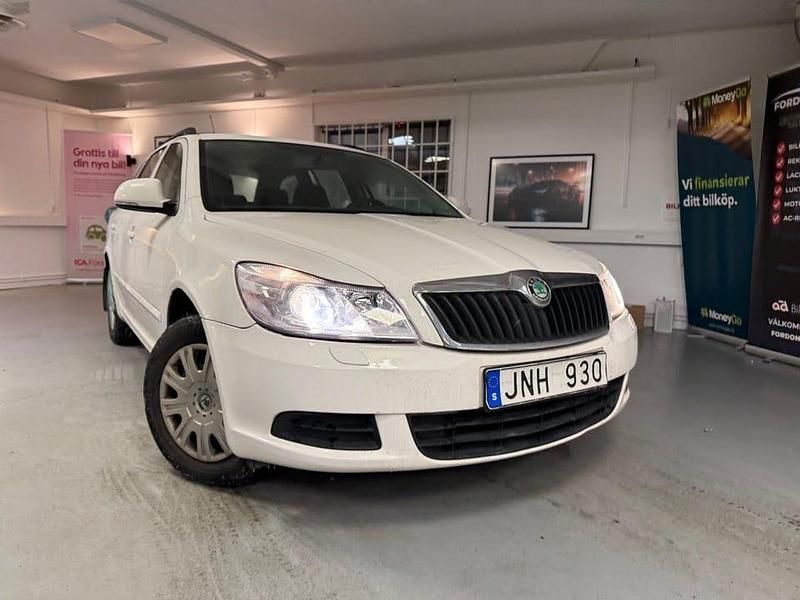 Vit Begagnad 2008 Skoda Octavia Ambiente Kombi | 34 900 kr (Dyr) - Bild 1/4