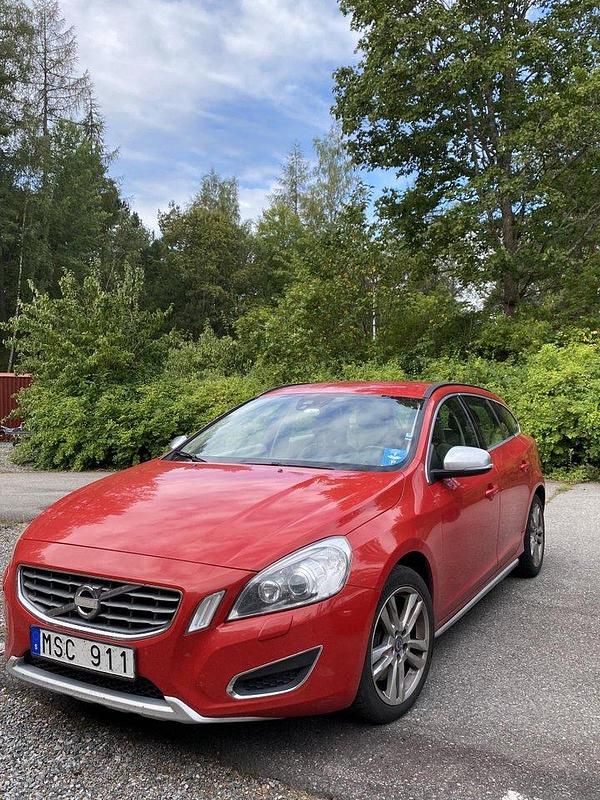Röd Begagnad 2012 Volvo V60 Momentum Kombi | 115 000 kr (Bra pris) - Bild 1/4