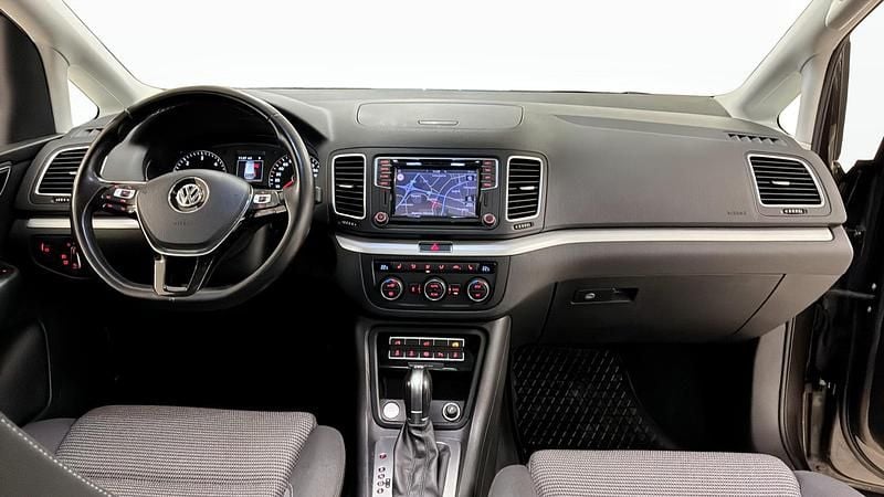 Begagnad VW Sharan 150 HK (110 kW) 2019 Brun Minibuss