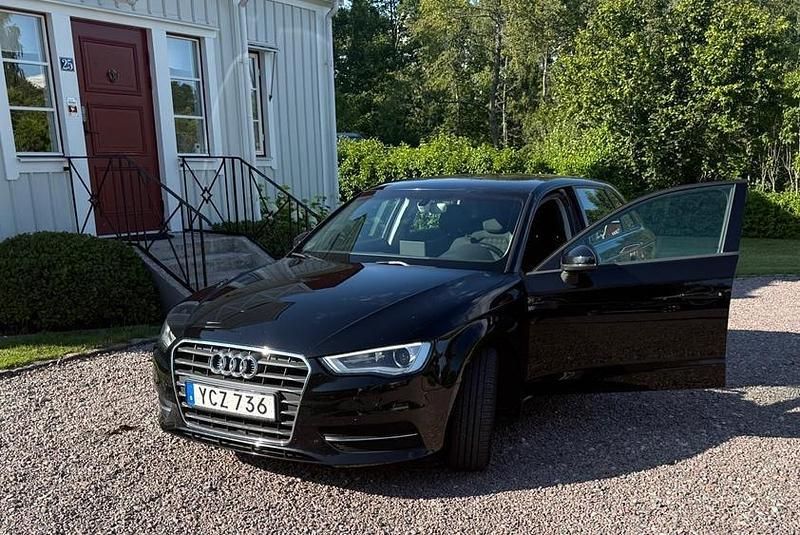Svart Begagnad 2016 Audi A3 Sportback Attraction Halvkombi | 125 000 kr (Bra pris) - Bild 1/4