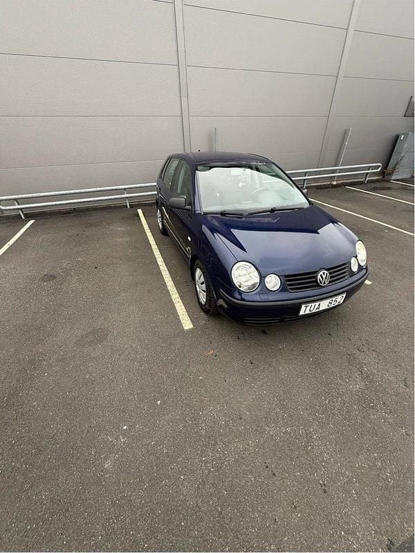 Blå Begagnad 2003 VW Polo Basis Halvkombi | 13 500 kr (Lite dyr) - Bild 1/4
