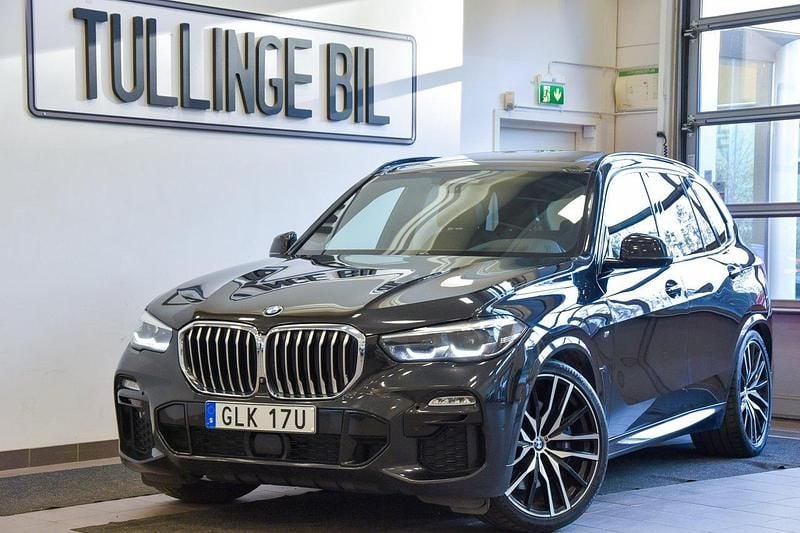 Svart Begagnad 2019 BMW X5 M Sport SUV | 469 900 kr (Marknadspris) - Bild 1/4