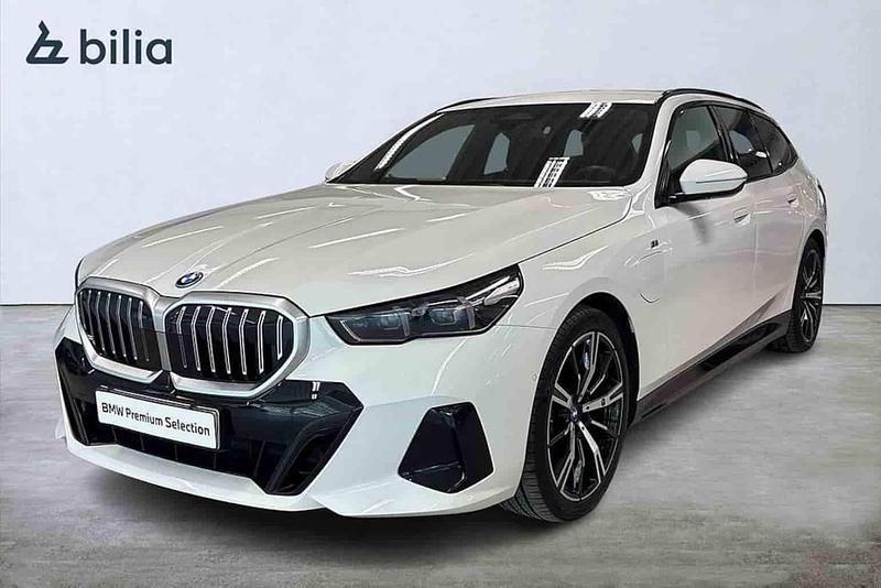 Vit Begagnad 2025 BMW 530e Kombi | 709 900 kr - Bild 1/1