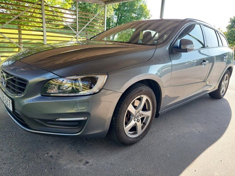 Grå Begagnad 2018 Volvo V60 Kinetic Kombi | 199 000 kr (Bra pris) - Bild 1/4