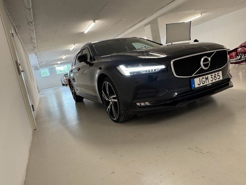 Svart Begagnad 2018 Volvo V90 Momentum Kombi | 149 000 kr (Marknadspris) - Bild 1/4