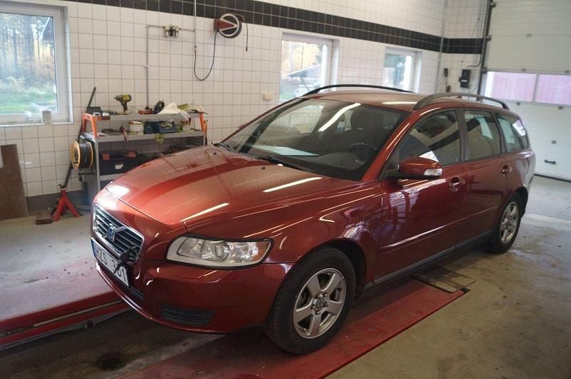 Röd Begagnad 2008 Volvo V50 Kinetic Kombi | 28 500 kr (Bra pris) - Bild 1/4