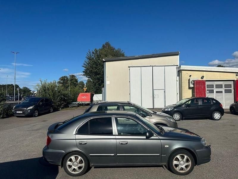 Begagnad Hyundai Accent 105 HK (77 kW) 2005 Grå Halvkombi