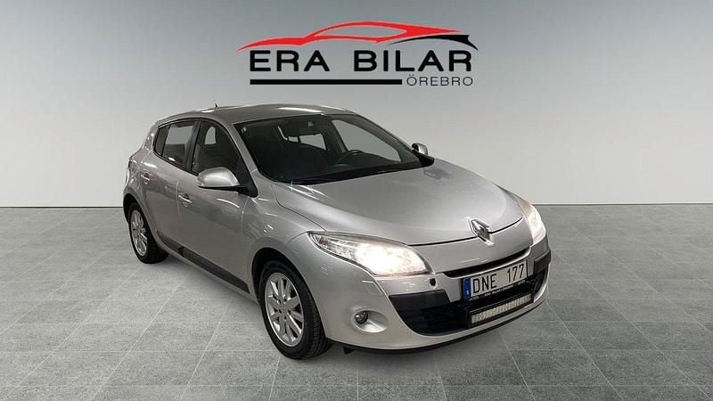 Silver Begagnad 2009 Renault Mégane III Halvkombi | 37 500 kr (Lite dyr) - Bild 1/4