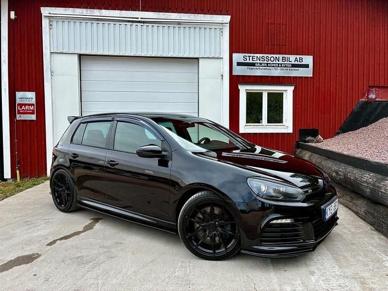 Svart Begagnad 2010 VW Golf VI R Halvkombi | 159 000 kr - Bild 1/4