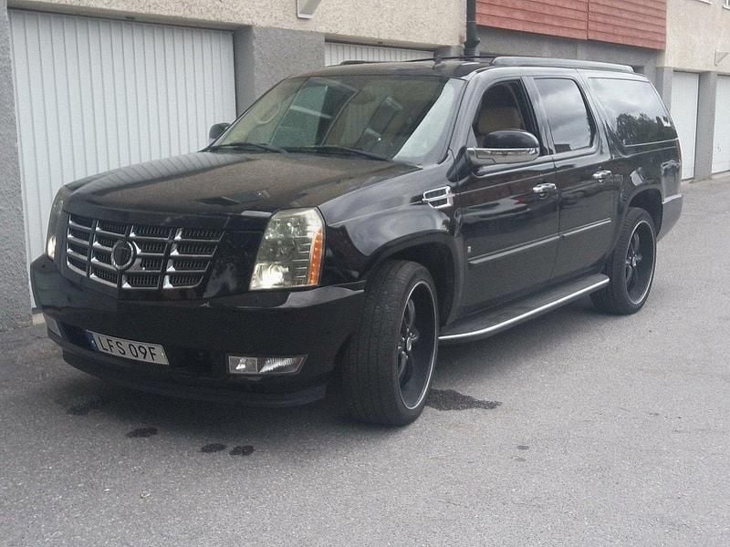 Svart Begagnad 2007 Cadillac Escalade SUV | 195 000 kr (Marknadspris) - Bild 1/4