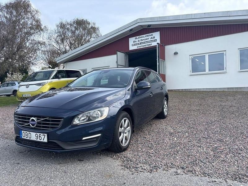 Blå Begagnad 2013 Volvo V60 Kinetic Kombi | 119 000 kr (Dyr) - Bild 1/4