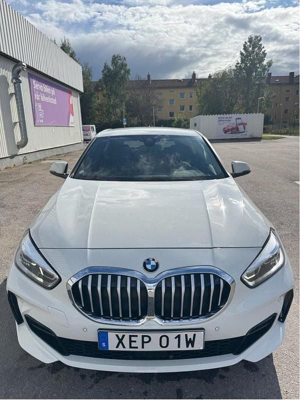 Vit Begagnad 2020 BMW 118 M Sport Halvkombi | 256 000 kr (Dyr) - Bild 1/4