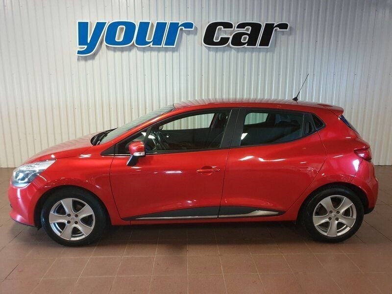 Röd (rödmetallic) Begagnad 2016 Renault Clio IV Halvkombi | 108 000 kr (Lite dyr) - Bild 1/4
