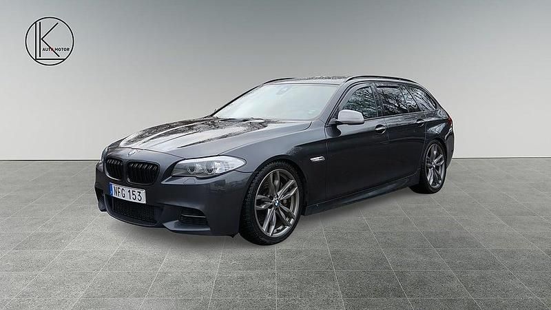 Grå Begagnad 2012 BMW M550 M Sport Sedan | 249 900 kr (Lite dyr) - Bild 1/4