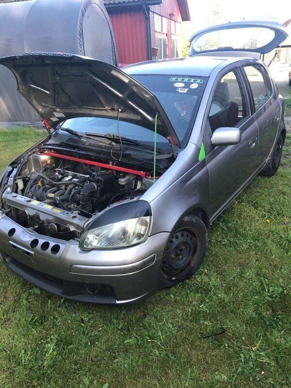 Grå Begagnad 2004 Toyota Yaris Halvkombi | 5 000 kr (Superpris) - Bild 1/3