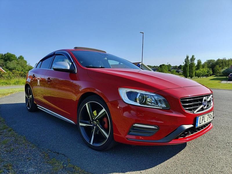 Röd Begagnad 2015 Volvo S60 R-Design Sedan | 150 000 kr (Dyr) - Bild 1/4