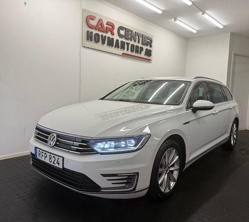 Vit Begagnad 2016 VW Passat GTE Kombi | 149 900 kr (Dyr) - Bild 1/4