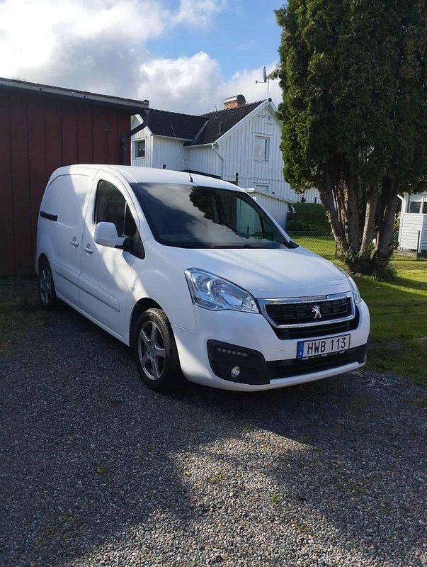 Vit Begagnad 2015 Peugeot Partner Minibuss | 63 000 kr (Marknadspris) - Bild 1/4