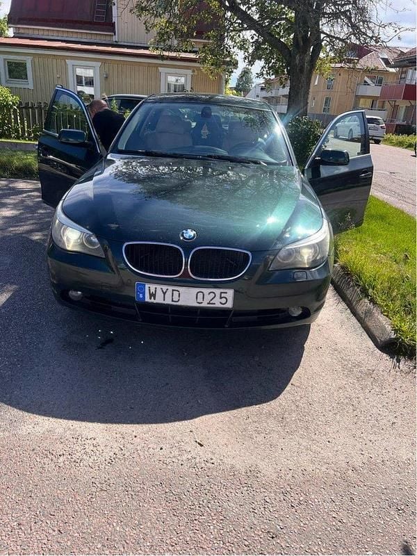 Grön Begagnad 2005 BMW 525 Sedan | 45 000 kr (Marknadspris) - Bild 1/4