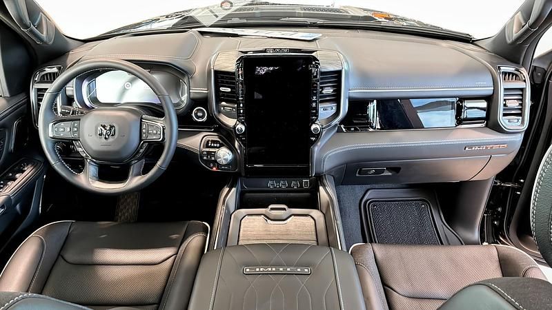 Ny RAM 1500 548 HK (403 kW) 2025 Svart Pickup