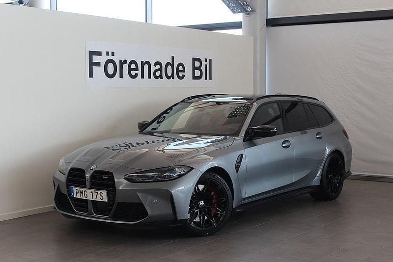 Grå Begagnad 2024 BMW M3 Comfort Edition Kombi | 989 000 kr (Superpris) - Bild 1/4