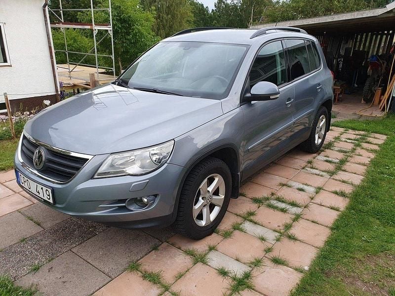 Grå Begagnad 2008 VW Tiguan Track & Field SUV | 58 000 kr (Marknadspris) - Bild 1/4