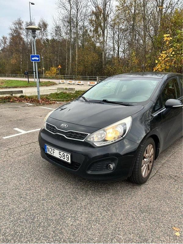 Svart Begagnad 2014 Kia Rio Halvkombi | 65 000 kr (Marknadspris) - Bild 1/4