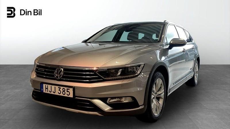 Silver Begagnad 2017 VW Passat Alltrack Executive Kombi | 239 900 kr (Lite dyr) - Bild 1/4