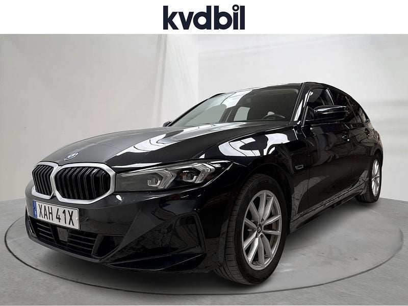 Svart Begagnad 2023 BMW 330e Kombi | 379 800 kr (Marknadspris) - Bild 1/3