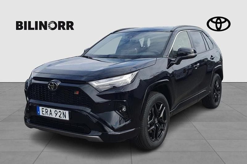 Svart Ny 2025 Toyota RAV4 Hybrid Sport SUV | 519 900 kr (Dyr) - Bild 1/4