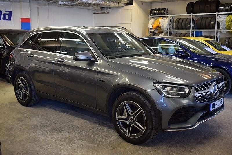 Begagnad Mercedes GLC300e AMG line 306 HK (225 kW) 2020 Grå SUV