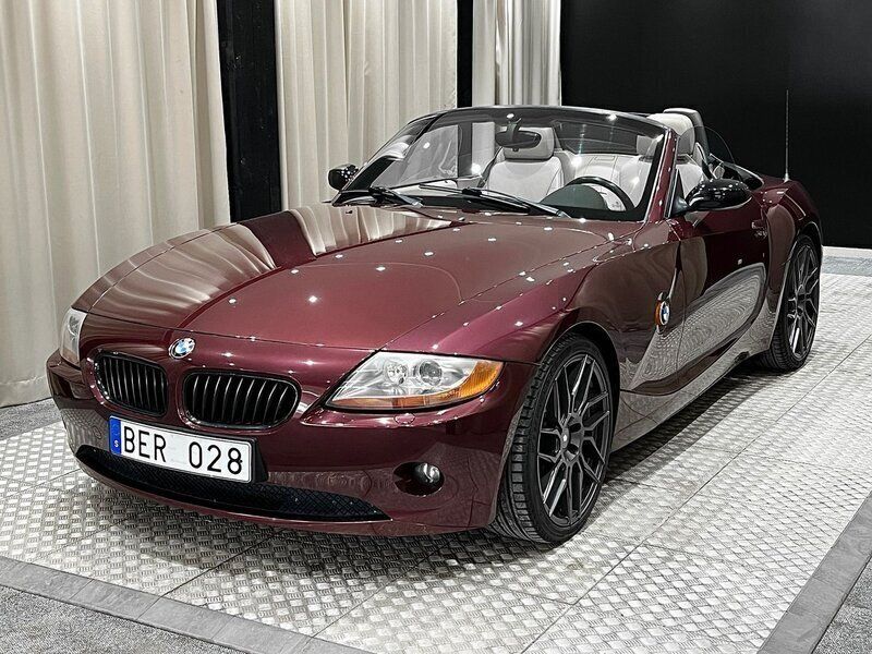 Röd Begagnad 2003 BMW Z4 Cab | 139 900 kr (Dyr) - Bild 1/4