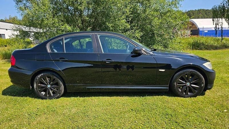 Svart Begagnad 2010 BMW 320 Comfort Edition Sedan | 67 900 kr (Bra pris) - Bild 1/4