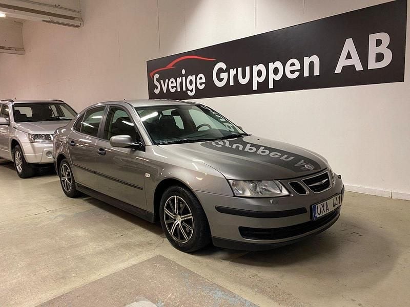 Ljusgrå (grå) Begagnad 2004 Saab 9-3 Linear Sedan | 39 900 kr (Marknadspris) - Bild 1/4