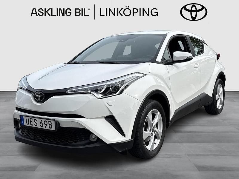 Vit Begagnad 2019 Toyota C-HR Active SUV | 159 000 kr (Marknadspris) - Bild 1/3