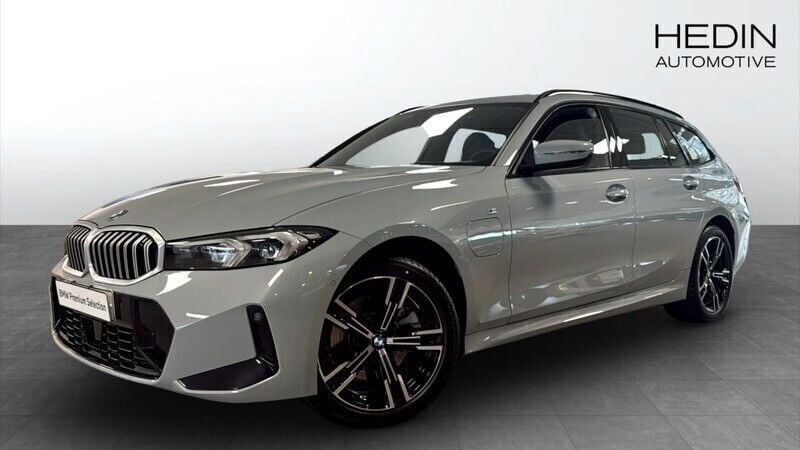 Grå (grey) Begagnad 2024 BMW 330e M Sport Kombi | 552 700 kr (Superpris) - Bild 1/4