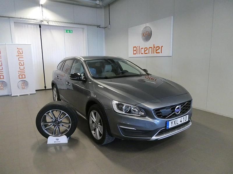 Begagnad Volvo V60 CC 2018 Grå Kombi