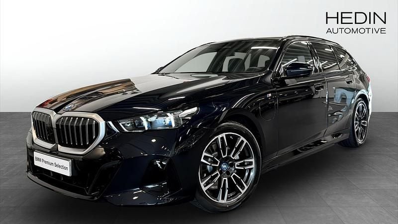 Svart (black) Begagnad 2025 BMW 530e M Sport Kombi | 636 700 kr (Bra pris) - Bild 1/4