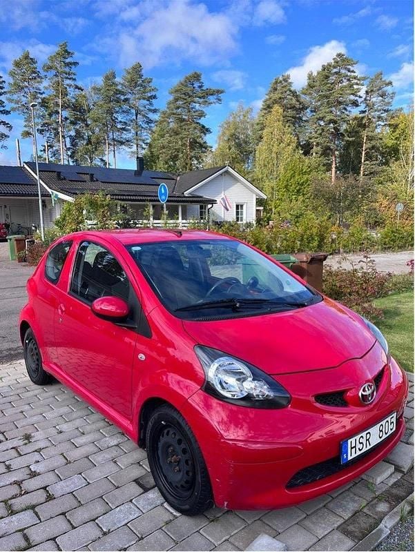 Röd Begagnad 2008 Toyota Aygo Halvkombi | 39 900 kr (Bra pris) - Bild 1/4