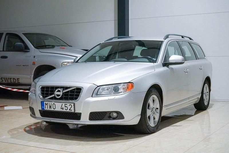 Ljusgrå Begagnad 2012 Volvo V70 Momentum Kombi | 99 500 kr (Marknadspris) - Bild 1/4