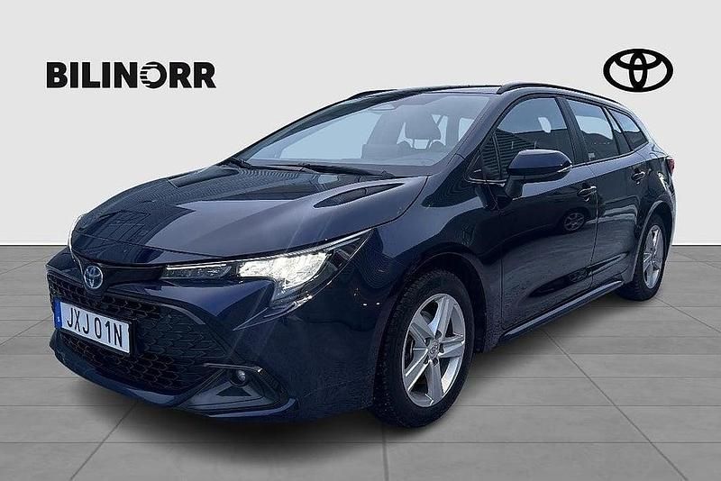 Blå Begagnad 2023 Toyota Corolla Active Kombi | 279 900 kr (Marknadspris) - Bild 1/3