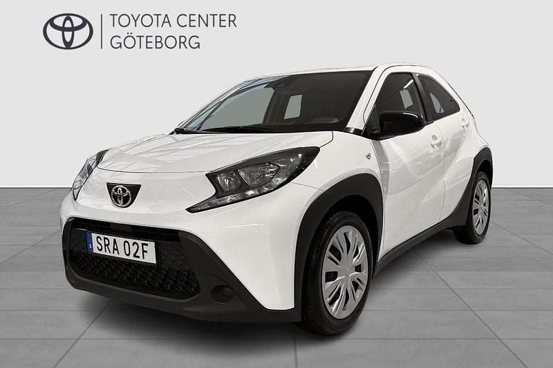 Vit Begagnad 2022 Toyota Aygo Play Halvkombi | 164 900 kr (Marknadspris) - Bild 1/4