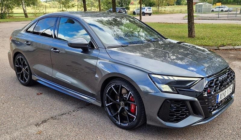 Grå Begagnad 2022 Audi RS3 Halvkombi | 599 000 kr (Marknadspris) - Bild 1/4