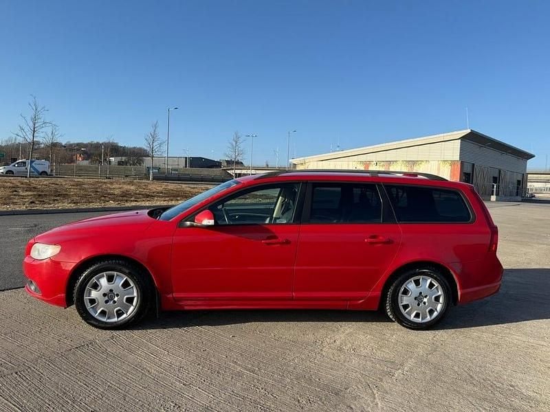 Begagnad Volvo V70 Momentum 185 HK (136 kW) 2008 Röd Kombi