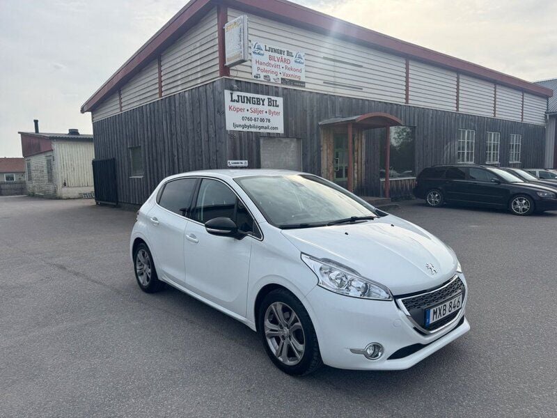Vit Begagnad 2013 Peugeot 208 Halvkombi | 58 000 kr (Marknadspris) - Bild 1/4