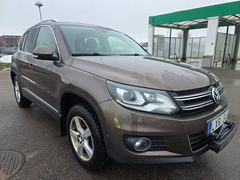 Brun Begagnad 2012 VW Tiguan Sportline SUV | 79 900 kr (Bra pris) - Bild 1/4