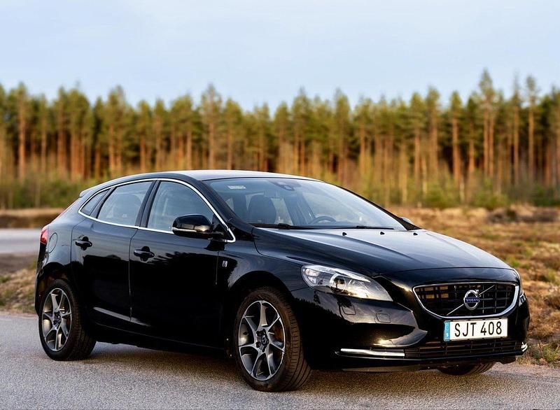 Svart Begagnad 2015 Volvo V40 Ocean Race Kombi | 130 000 kr (Marknadspris) - Bild 1/3