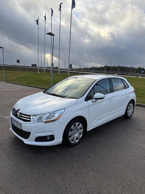 Vit Begagnad 2012 Citroën C4 Halvkombi | 45 000 kr (Bra pris) - Bild 1/4